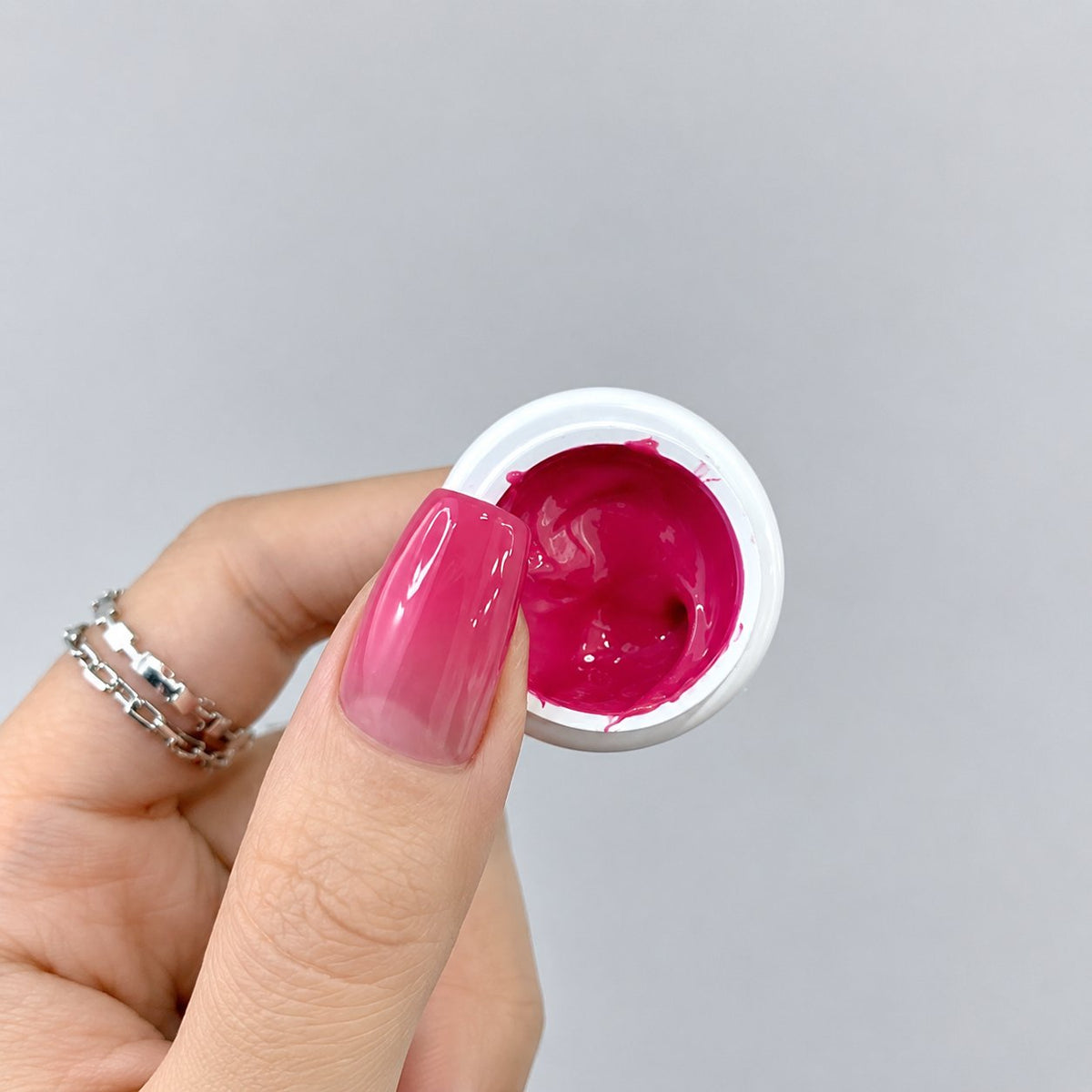 YHH Patting Painting Chrome-Rubbable Pot Gel 5g, shade P29 – hot-pink gel pot with painted nail swatch.