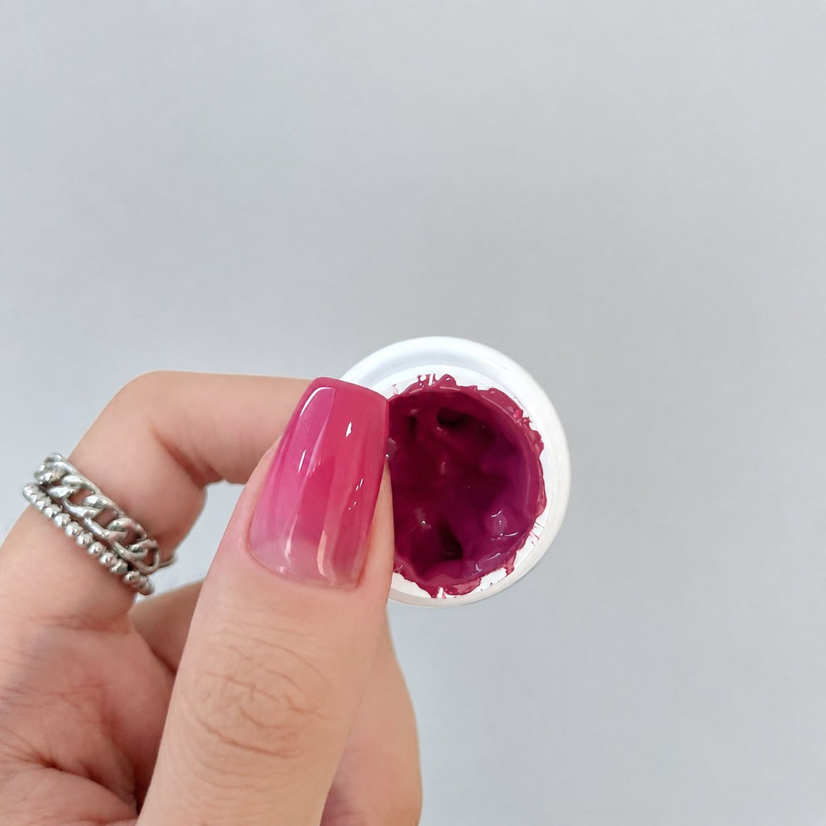 YHH Patting Painting Chrome-Rubbable Pot Gel 5g, shade P30 – deep raspberry-plum gel pot with painted nail swatch.