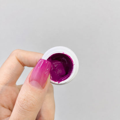 YHH Patting Painting Chrome-Rubbable Pot Gel 5g, shade P32 – magenta-purple gel pot with painted nail swatch.