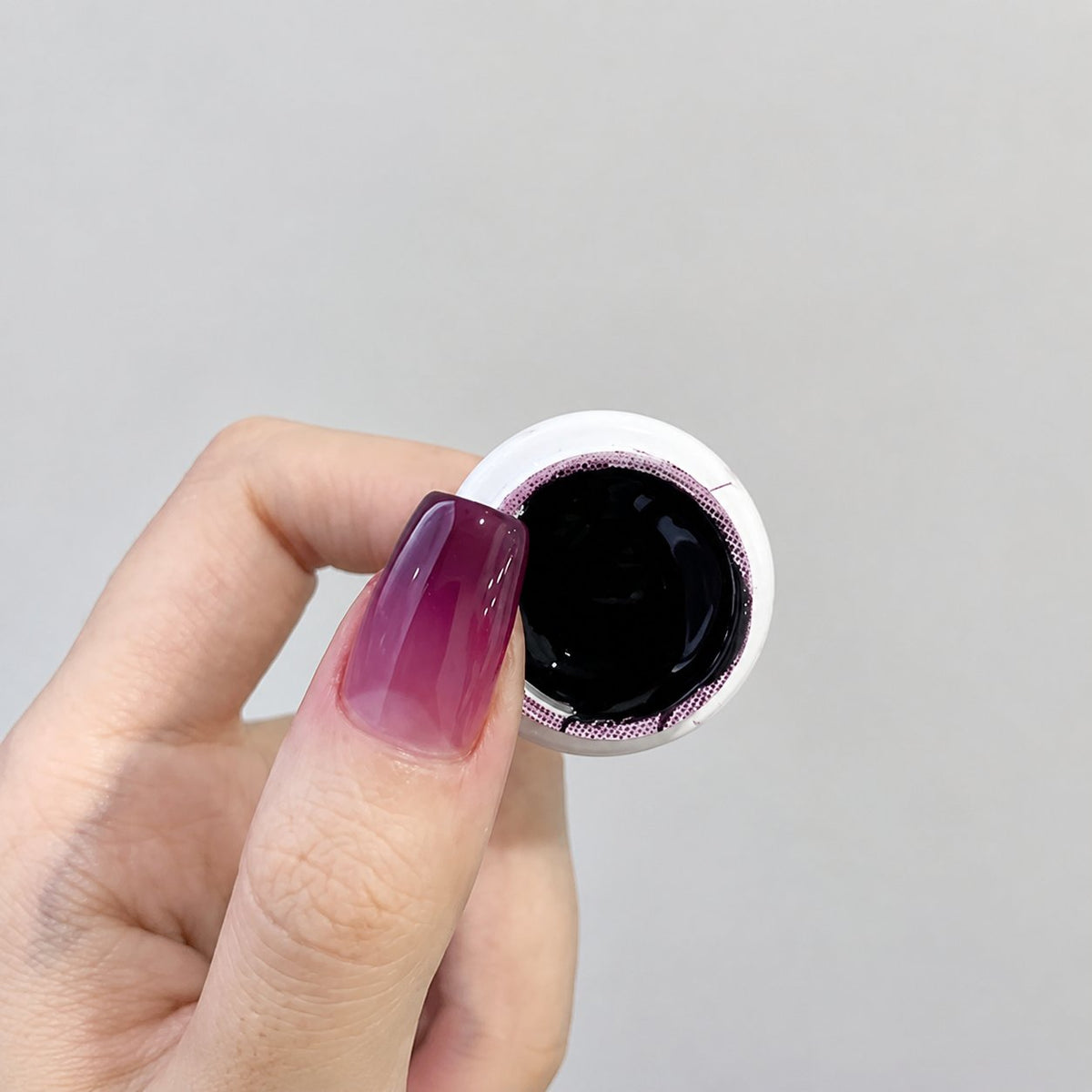 YHH Patting Painting Chrome-Rubbable Pot Gel 5g, shade P36 – black gel pot with painted nail swatch.