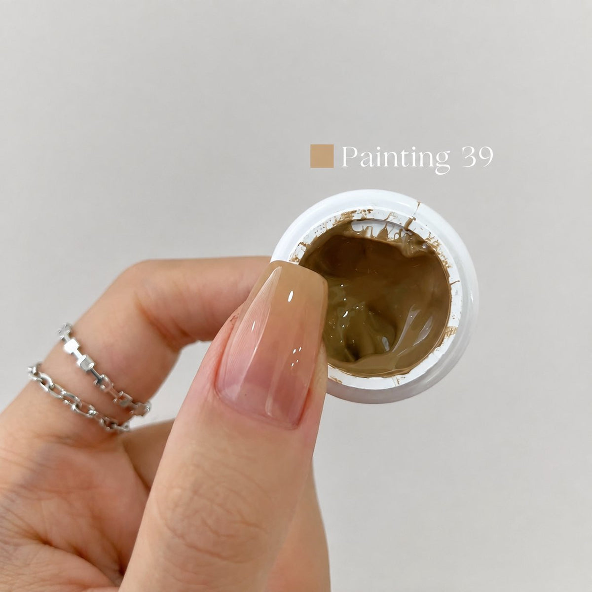YHH Patting Painting Chrome-Rubbable Pot Gel 5g, shade P39 – translucent olive-taupe gel pot with painted nail swatch.