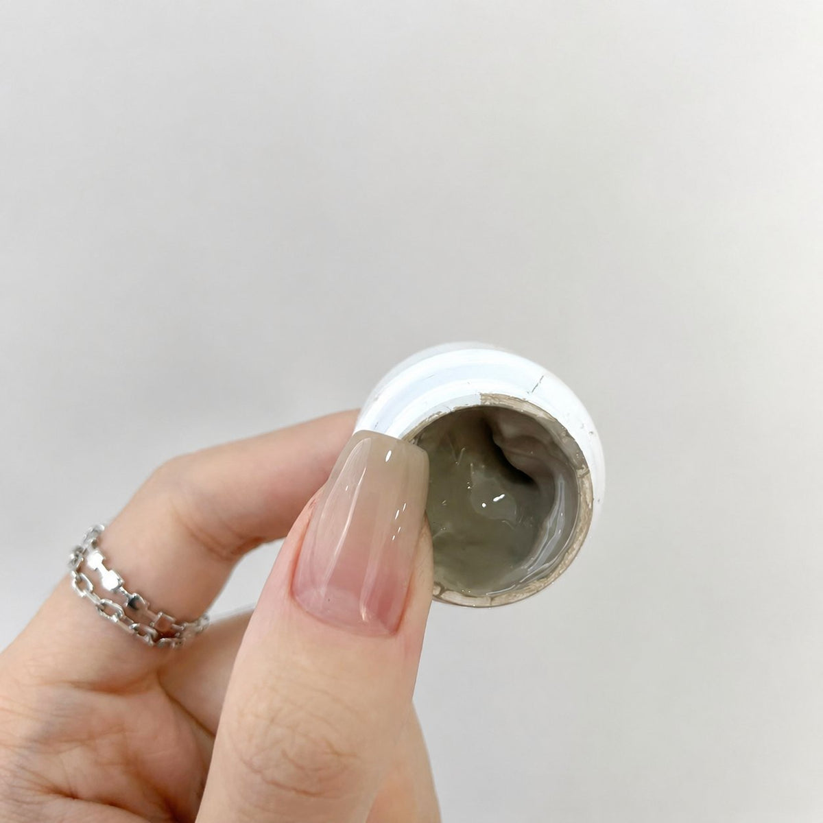 YHH Patting Painting Chrome-Rubbable Pot Gel 5g, shade P41 – muted sage-gray gel pot with painted nail swatch.