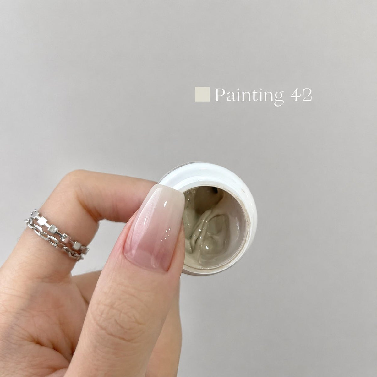 YHH Patting Painting Chrome-Rubbable Pot Gel 5g, shade P42 – pale beige-gray gel pot with painted nail swatch.