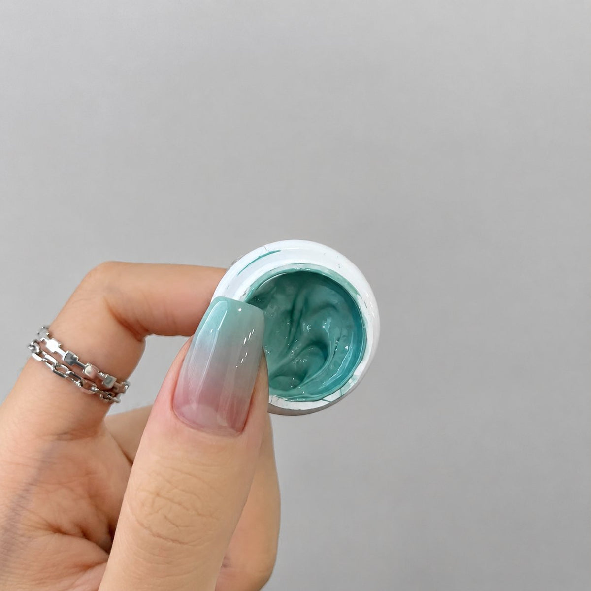 YHH Patting Painting Chrome-Rubbable Pot Gel 5g, shade P51 – muted seafoam-teal gel pot with painted nail swatch.