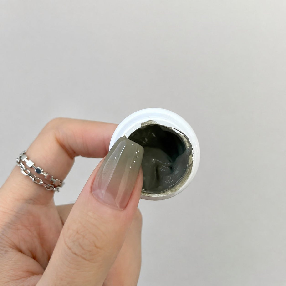 YHH Patting Painting Chrome-Rubbable Pot Gel 5g, shade P53 – gel shade shown in an open pot beside a painted nail.