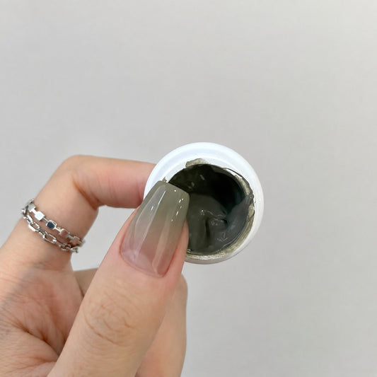 YHH Patting Painting Chrome-Rubbable Pot Gel 5g, shade P53 – gel shade shown in an open pot beside a painted nail.