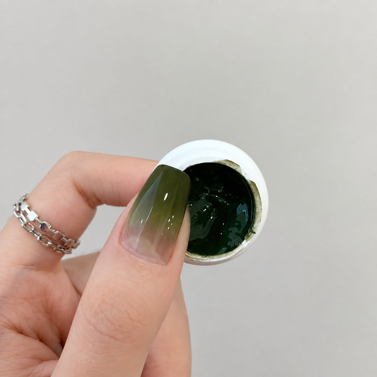 YHH Patting Painting Chrome-Rubbable Pot Gel 5g, shade P54 – gel shade shown in an open pot beside a painted nail.