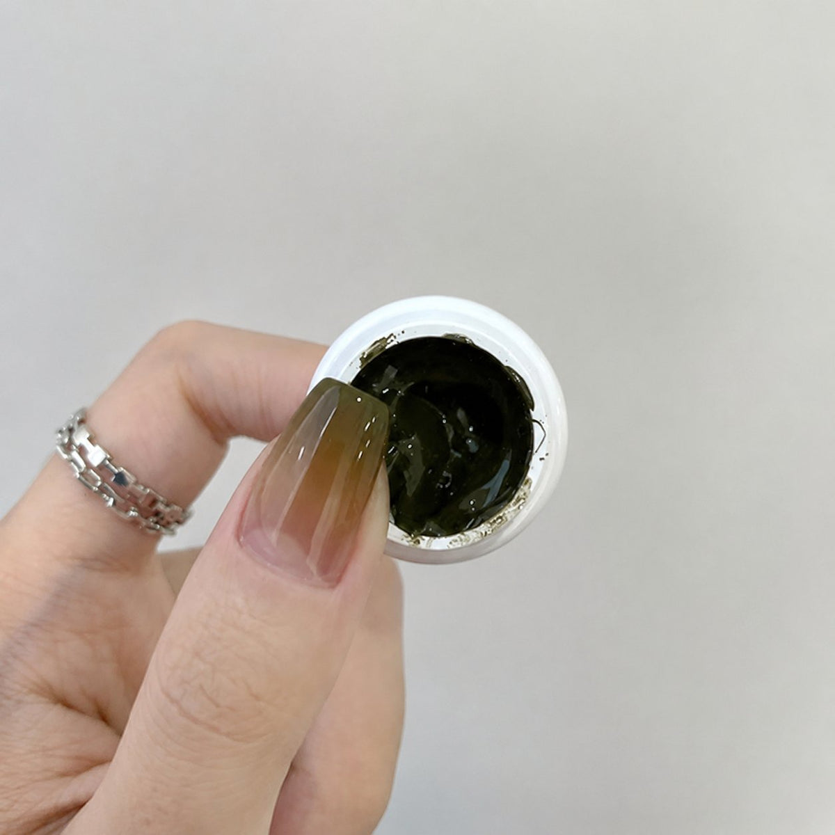 YHH Patting Painting Chrome-Rubbable Pot Gel 5g, shade P55 – gel shade shown in an open pot beside a painted nail.