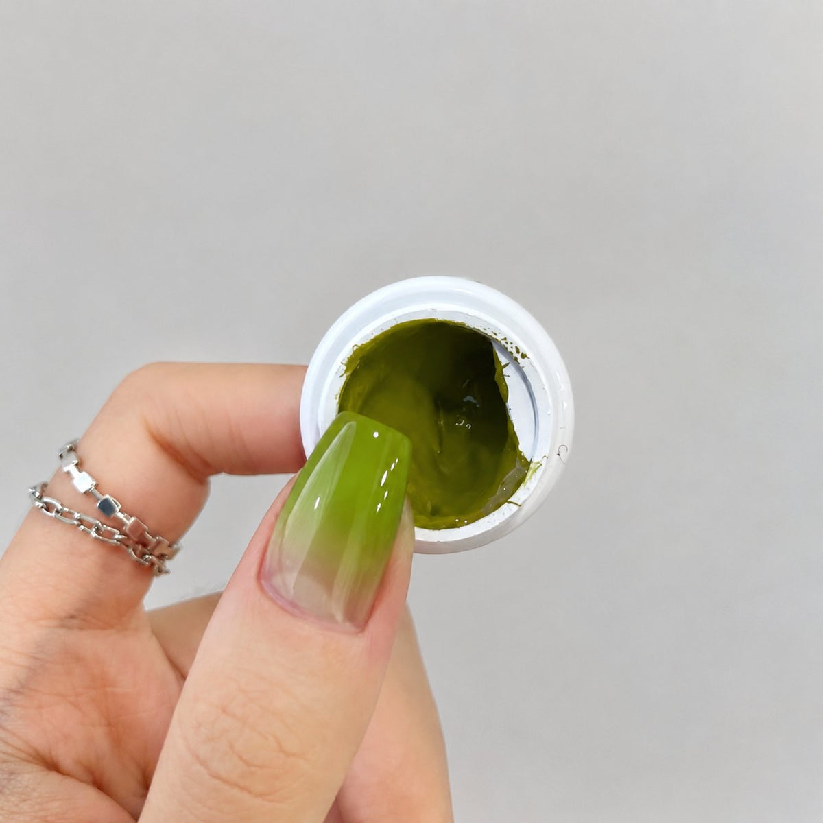 YHH Patting Painting Chrome-Rubbable Pot Gel 5g, shade P56 – gel shade shown in an open pot beside a painted nail.